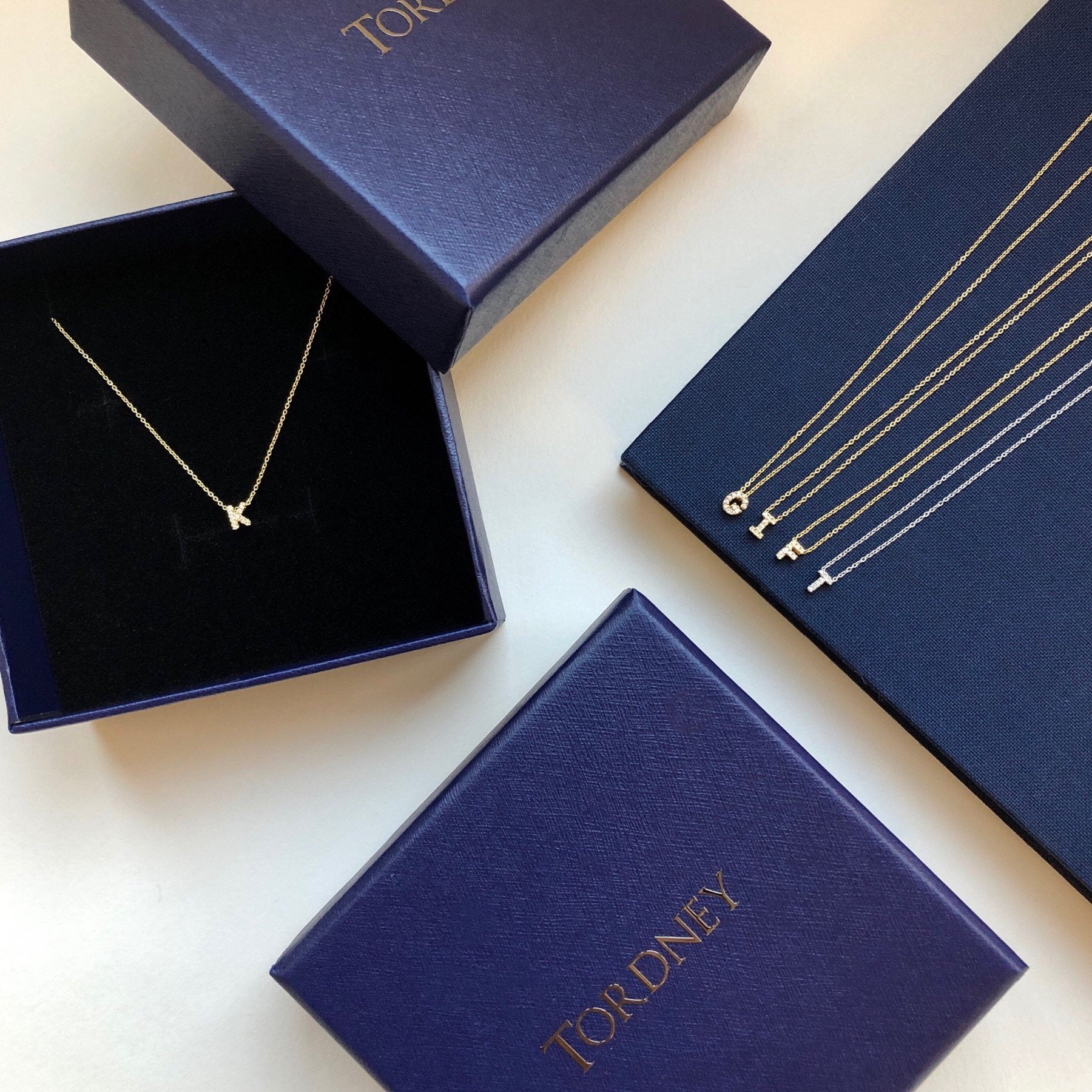 Bright, 18-karat White Gold Necklace with Diamond Pendant - K